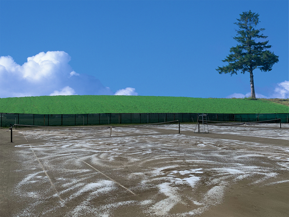 テニスコートに塩化カルシウムを12袋散布した状態の写真