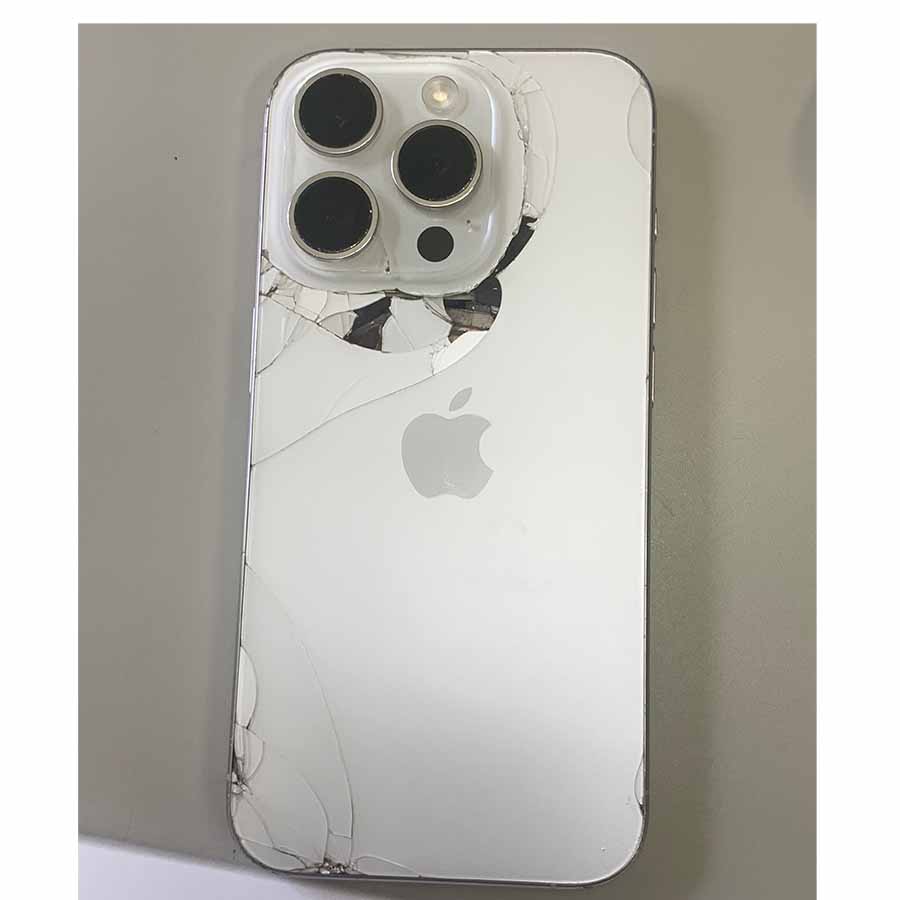 落下・破損したiPhone