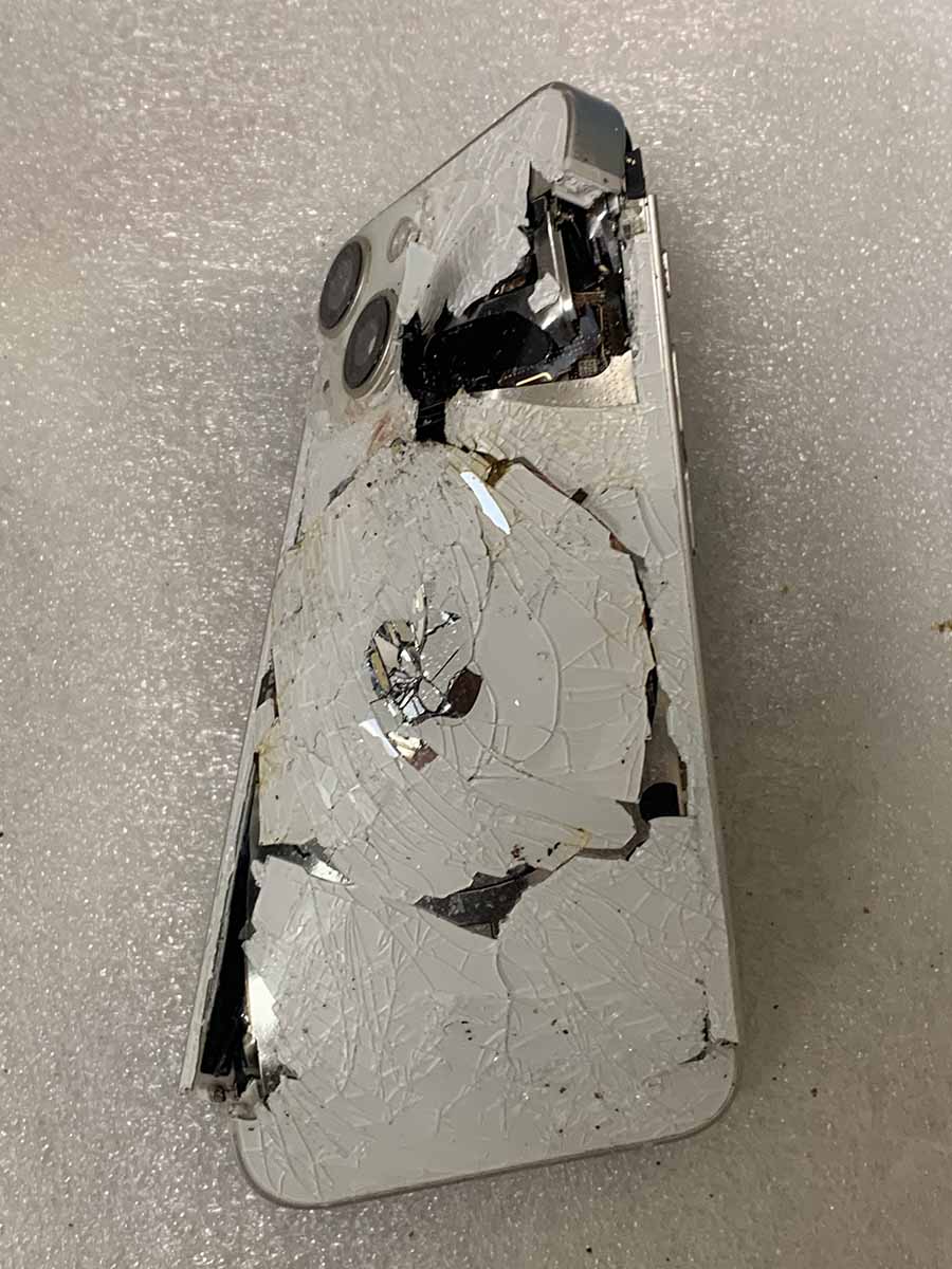 重度破損したiPhone