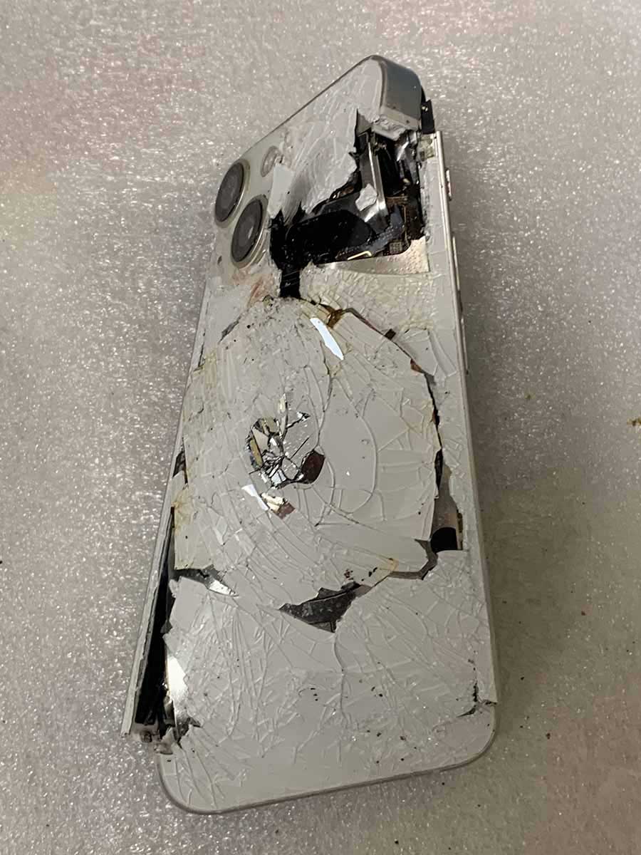 重度破損したiPhone